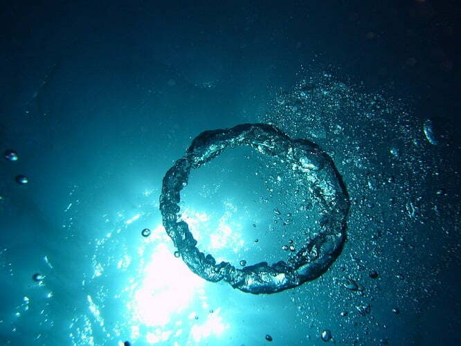 Burbujas de dioxígeno en el agua.